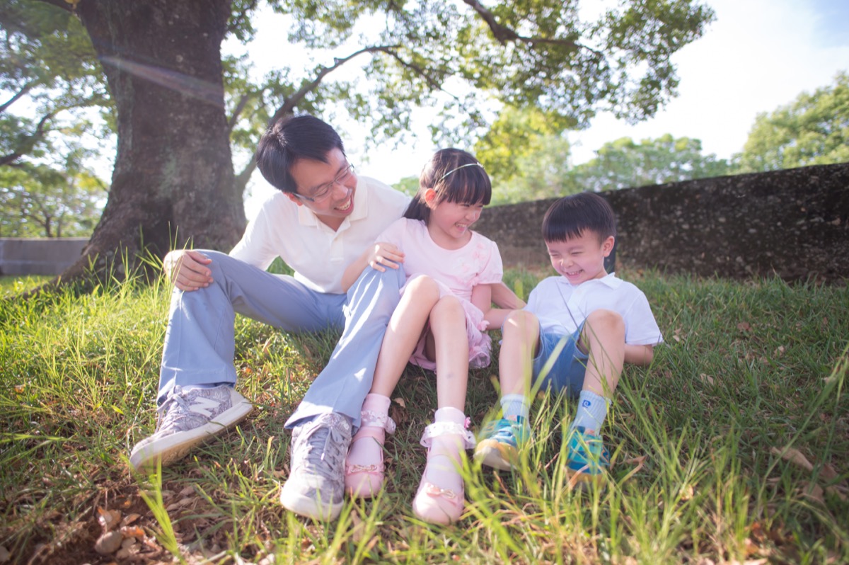 草地森林親子寫真｜自然互動家庭攝影｜親子寫真｜家庭攝影｜小巴老師｜第 22 張