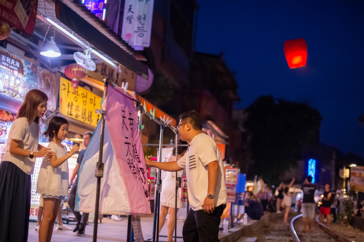 野柳十分天燈鐵道親子寫真|台灣特色旅拍|親子寫真|家庭攝影|小巴老師|第 5 張