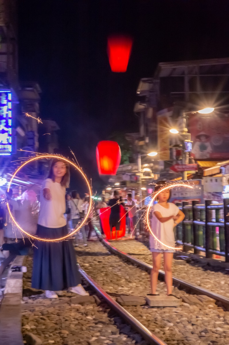 野柳十分天燈鐵道親子寫真|台灣特色旅拍|親子寫真|家庭攝影|小巴老師|第 13 張