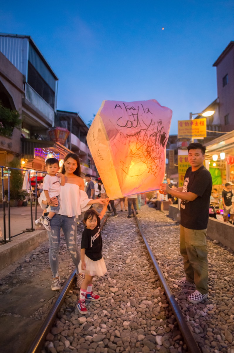 野柳十分天燈鐵道親子寫真|台灣特色旅拍|親子寫真|家庭攝影|小巴老師|第 21 張