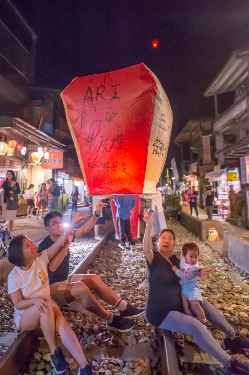 野柳十分天燈鐵道親子寫真|台灣特色旅拍|親子寫真|家庭攝影|小巴老師|第 25 張
