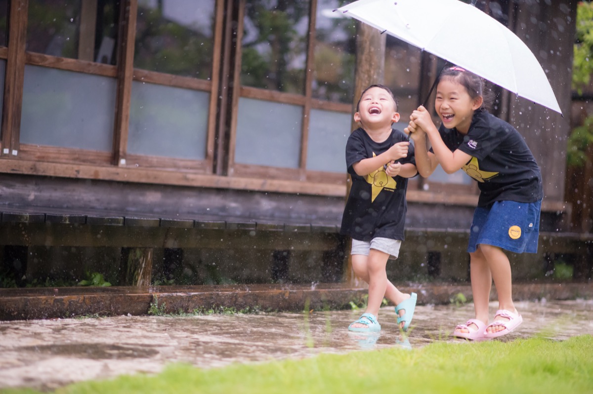 雨中下雨親子寫真｜雨天家庭攝影｜小巴老師親子寫真
