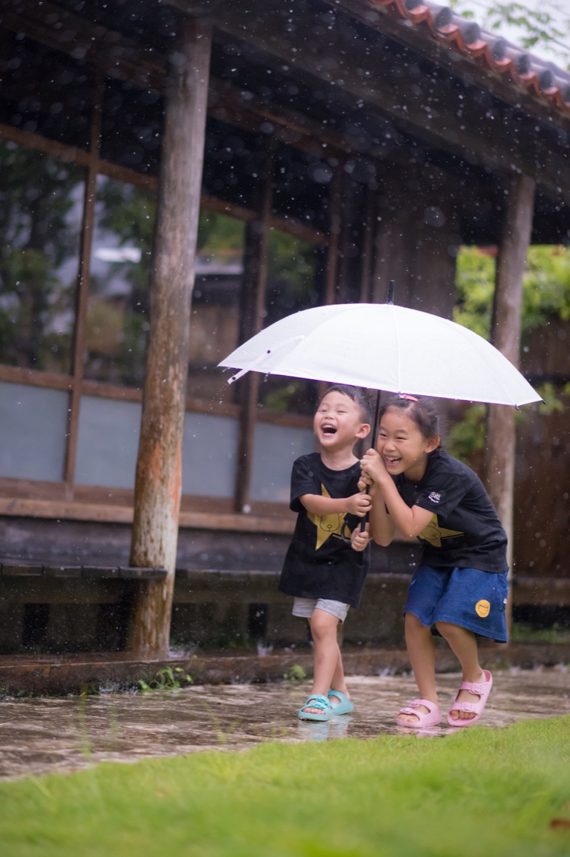 雨中下雨親子寫真｜雨天家庭攝影｜小巴老師親子寫真