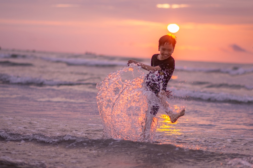 淡水北海岸親子寫真|海邊、夕陽與自然互動|親子寫真|家庭攝影|小巴老師|第 5 張