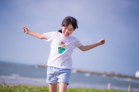 淡水北海岸親子寫真｜海邊、夕陽與自然互動｜親子寫真｜家庭攝影｜小巴老師｜第 27 張