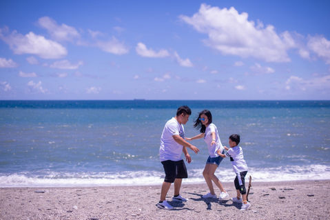 海灘玩水親子寫真｜海邊家庭攝影｜親子寫真｜家庭攝影｜小巴老師｜第 11 張